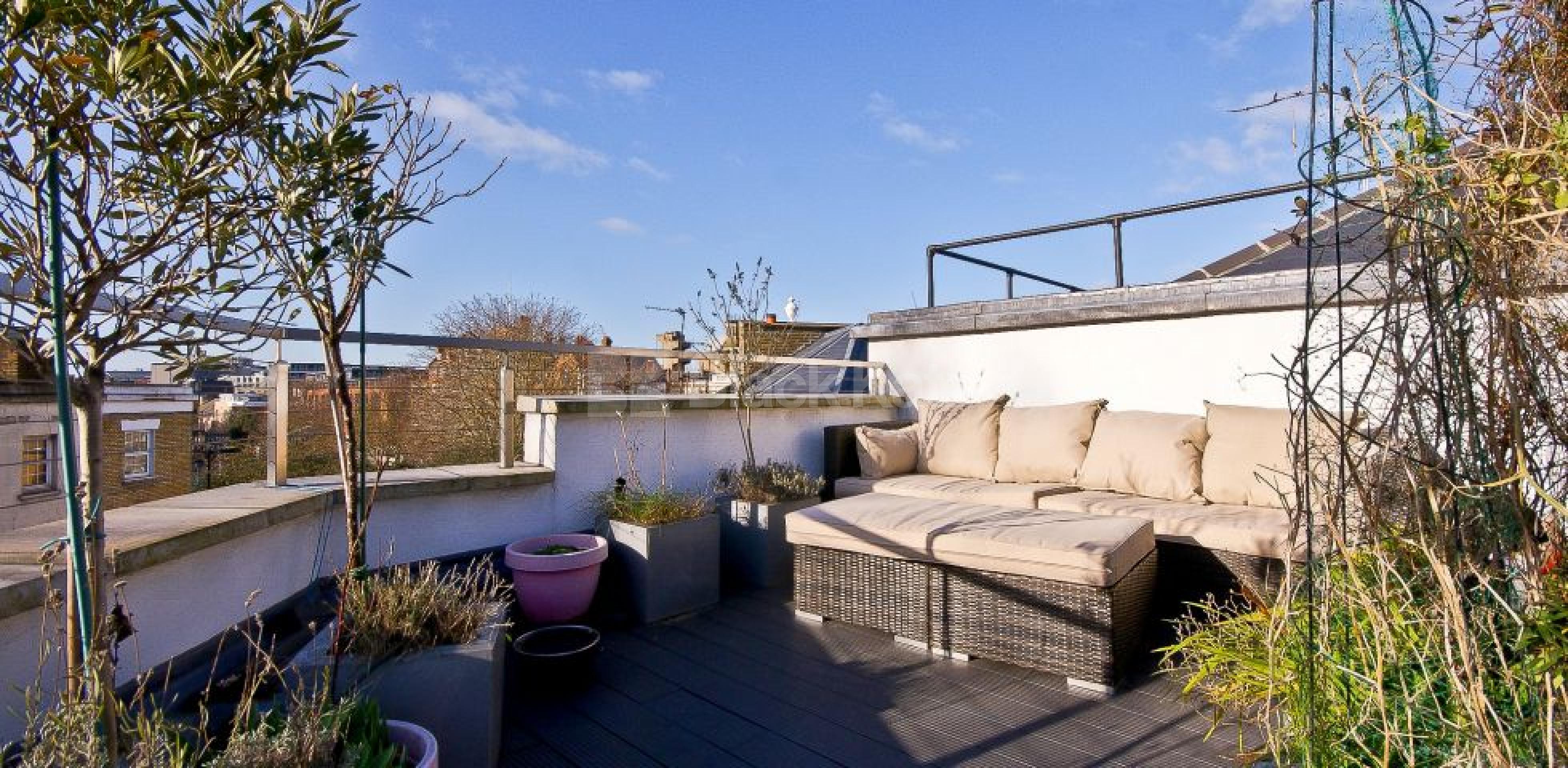 			UNDER OFFER , 2 Bedroom, 1 bath, 1 reception Maisonette			 Doyce Street , London Bridge / Borough SE1